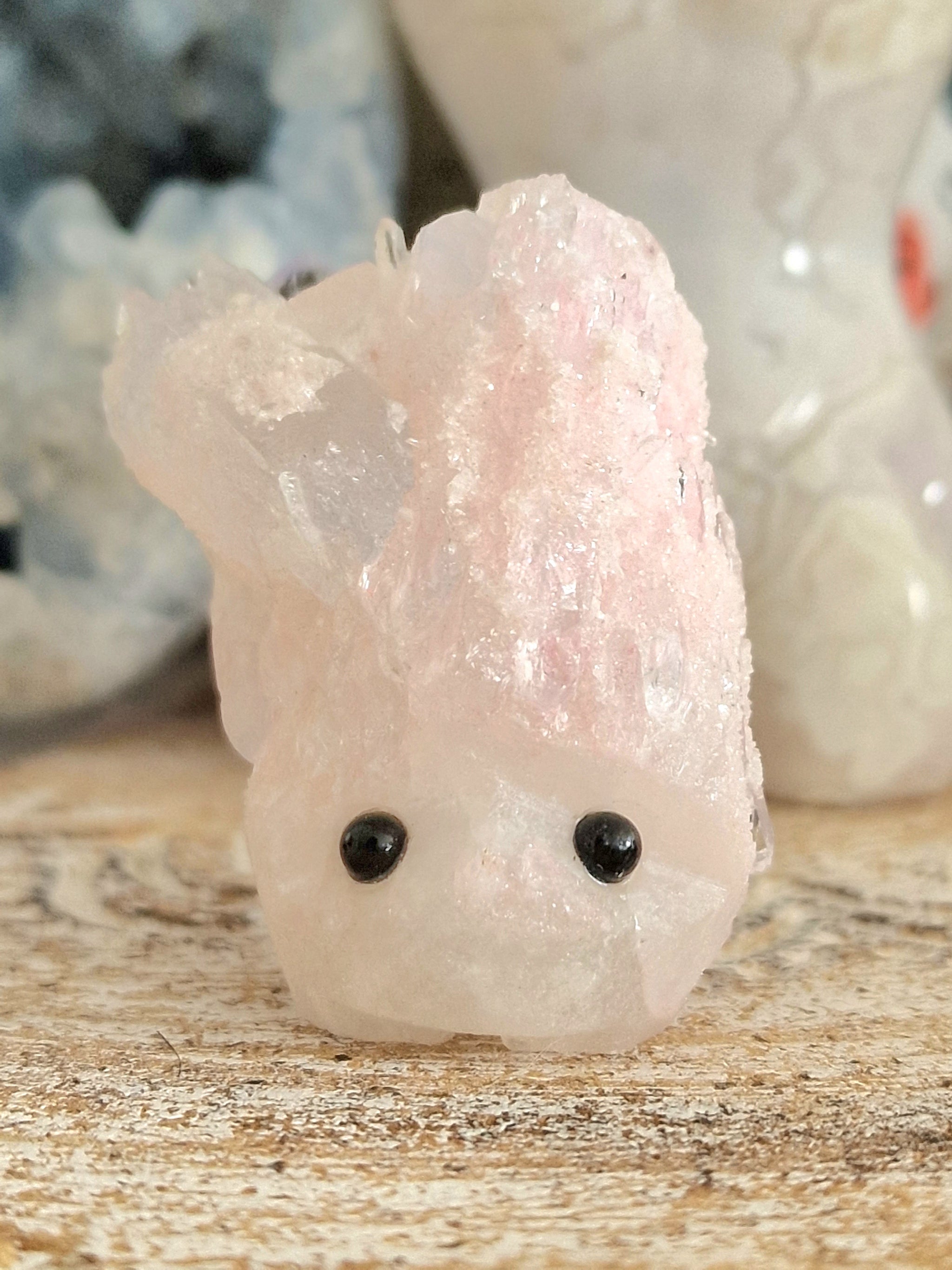 Gaspard: petit bohomme en quartz rose cristallisé
