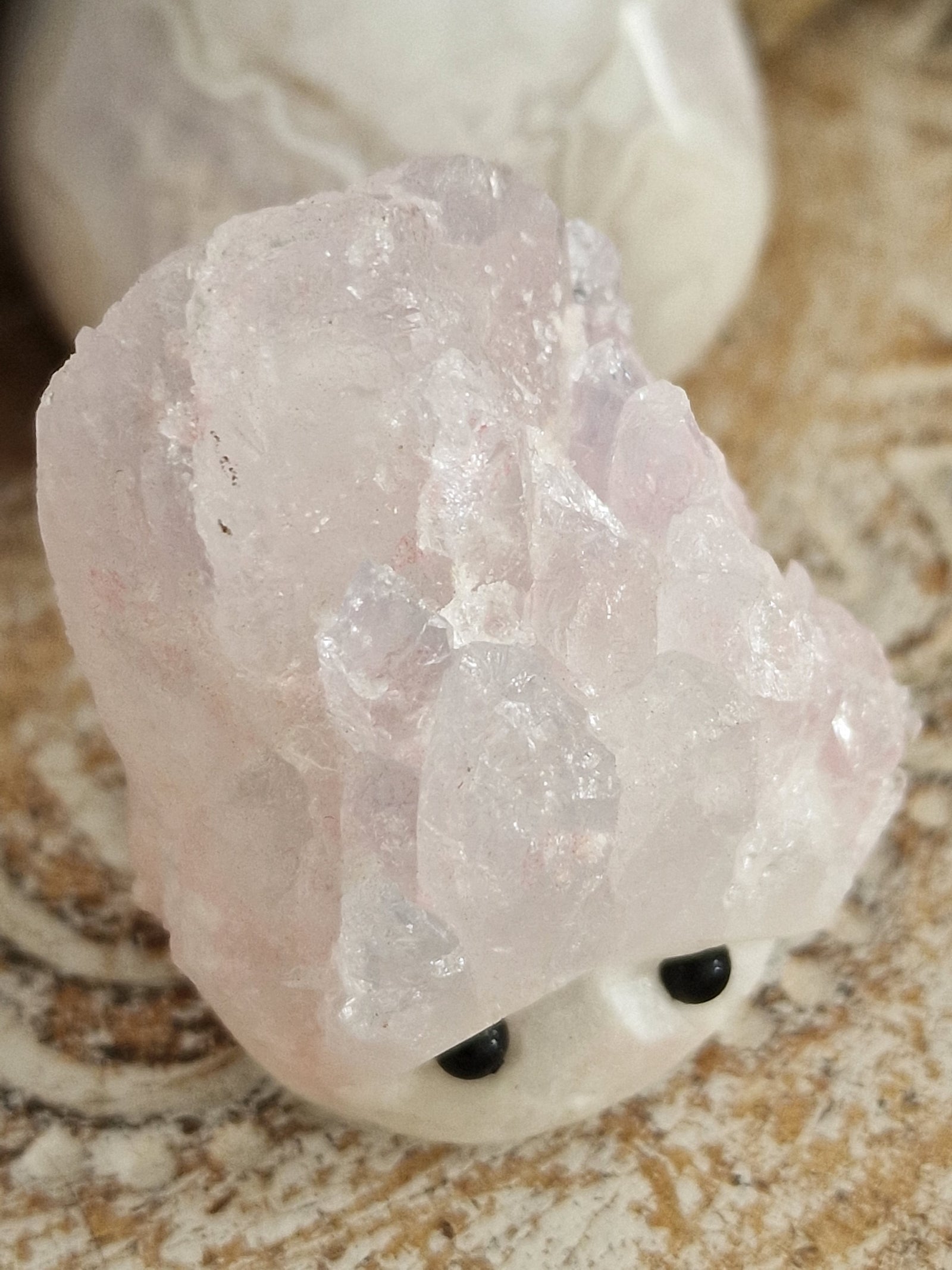 Rodrigo: petit bohomme anti tristesse en rose quartz cristallisé