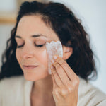 Atelier drainage et  massage du visage avec un Gua Sha en pierre naturelle