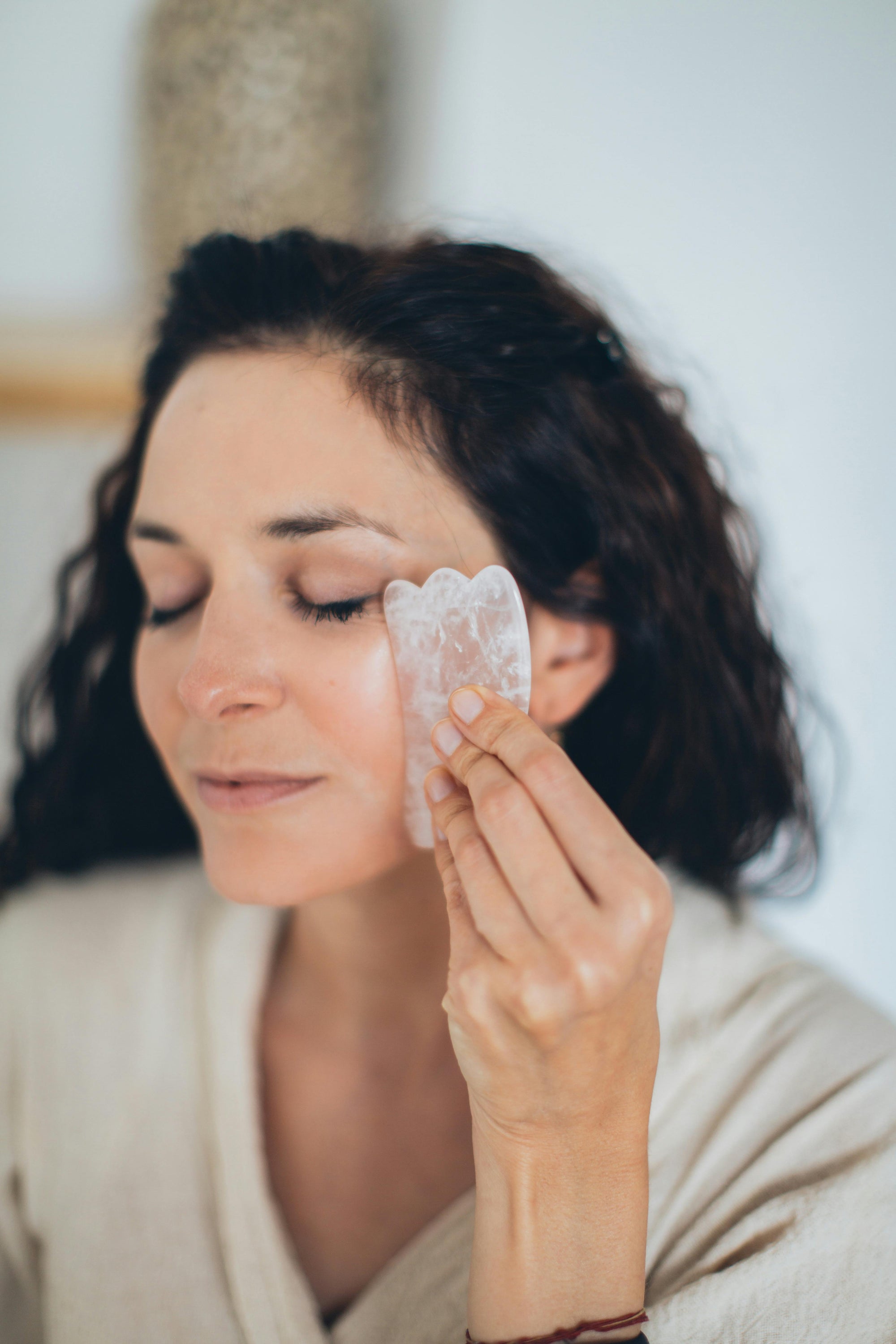 Atelier drainage et  massage du visage avec un Gua Sha en pierre naturelle