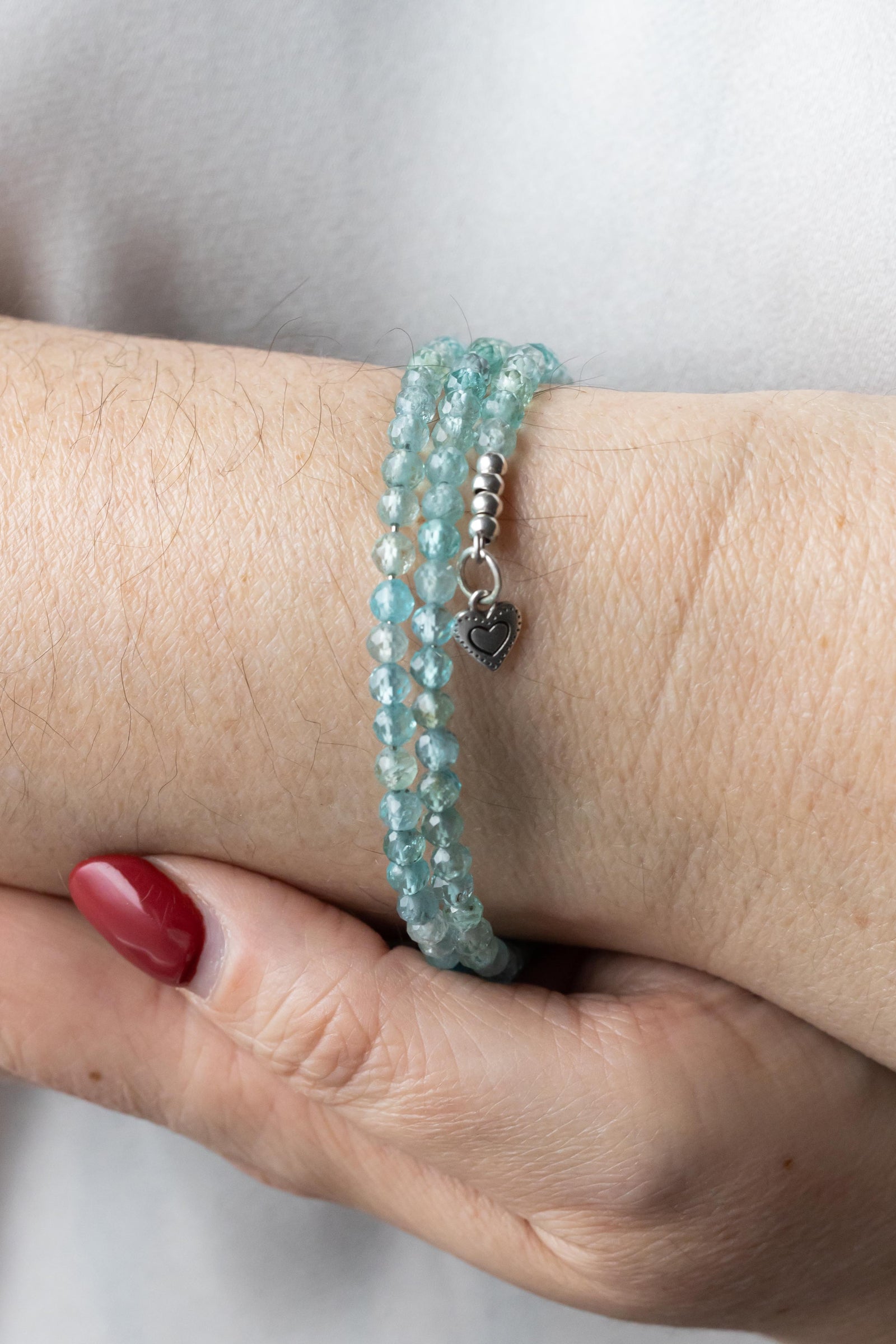 bracelet en apatite bleue, bracelet pour hypersensibles, bijoux spirituel femme