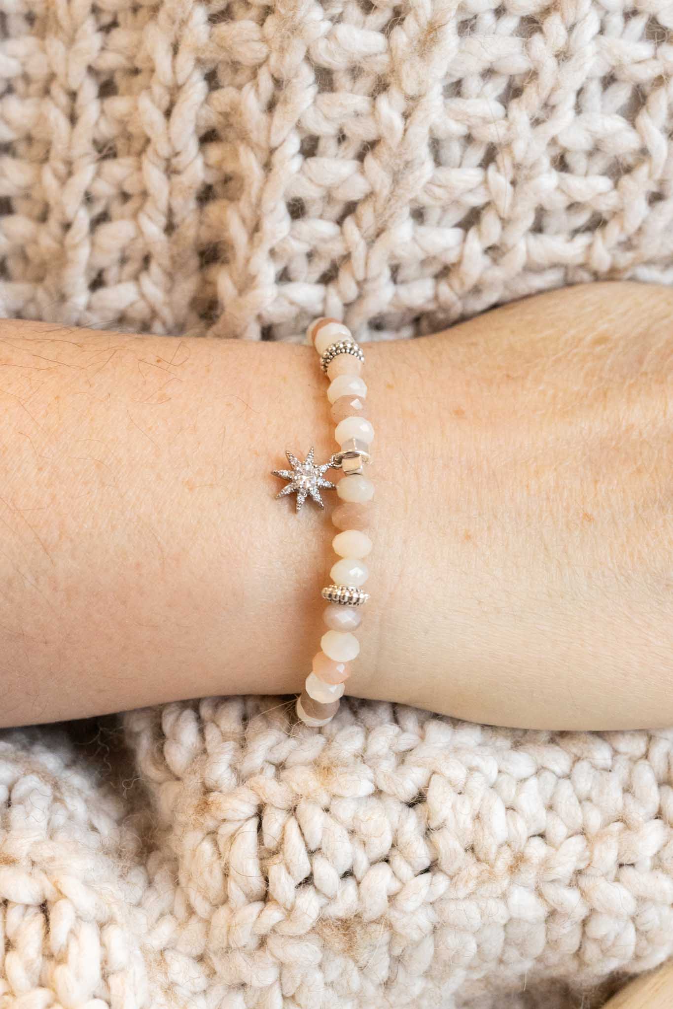 Maya:Bracelet en pierre de lune pêche féminité et intuition