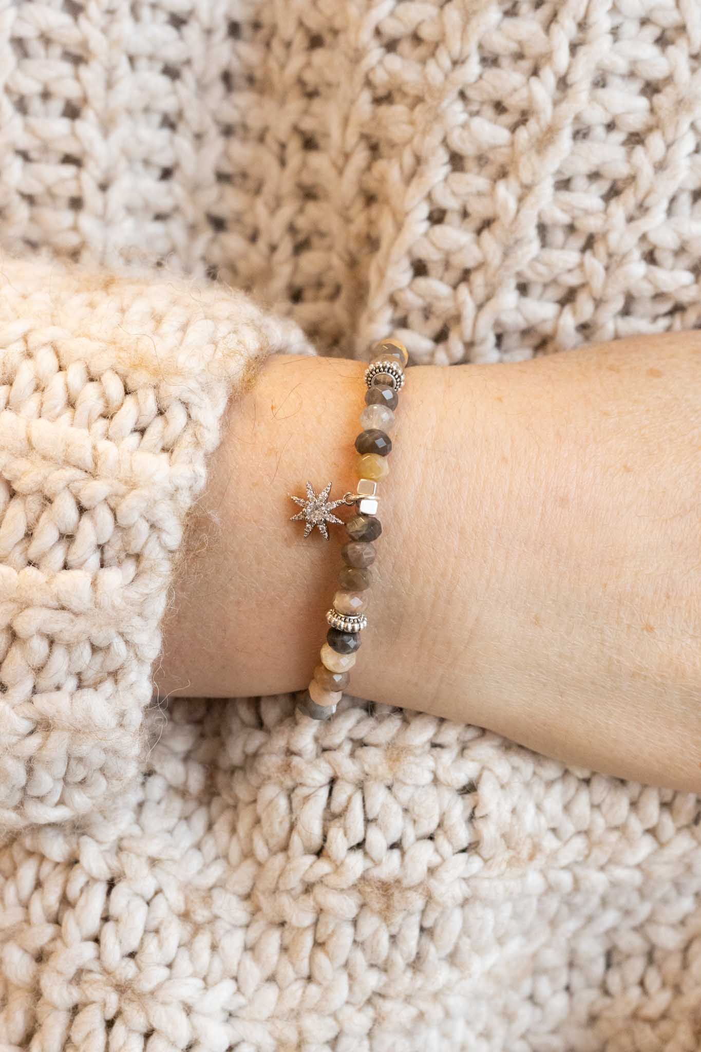 Solaya: bracelet en pierre de soleil foncée confiance en soi