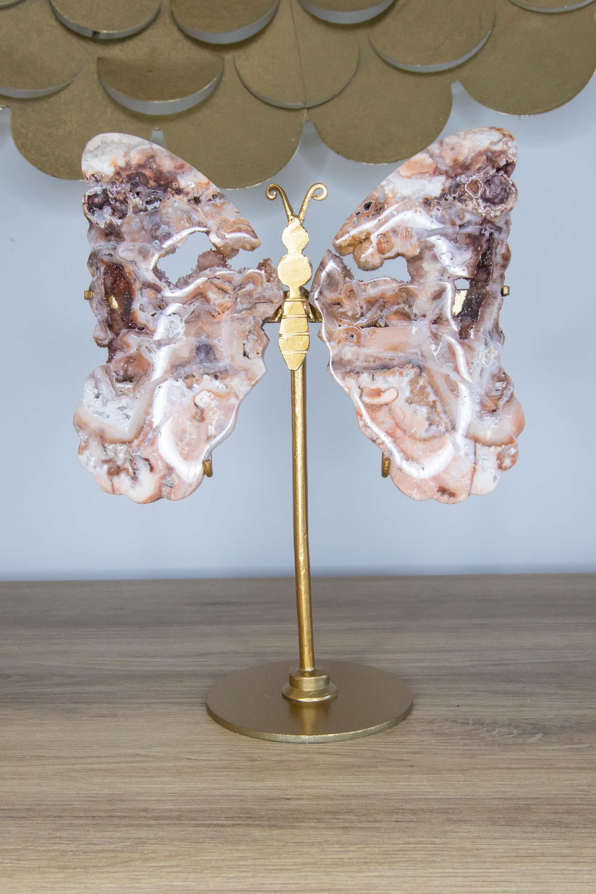 Intuition: ailes de papillon en agate sur stand doré